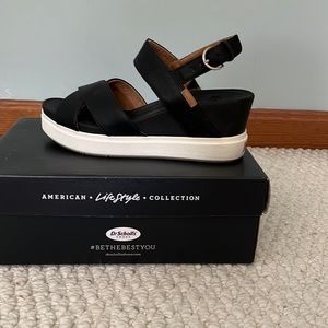 Black sandal. Hidden wedge above sneaker like sole